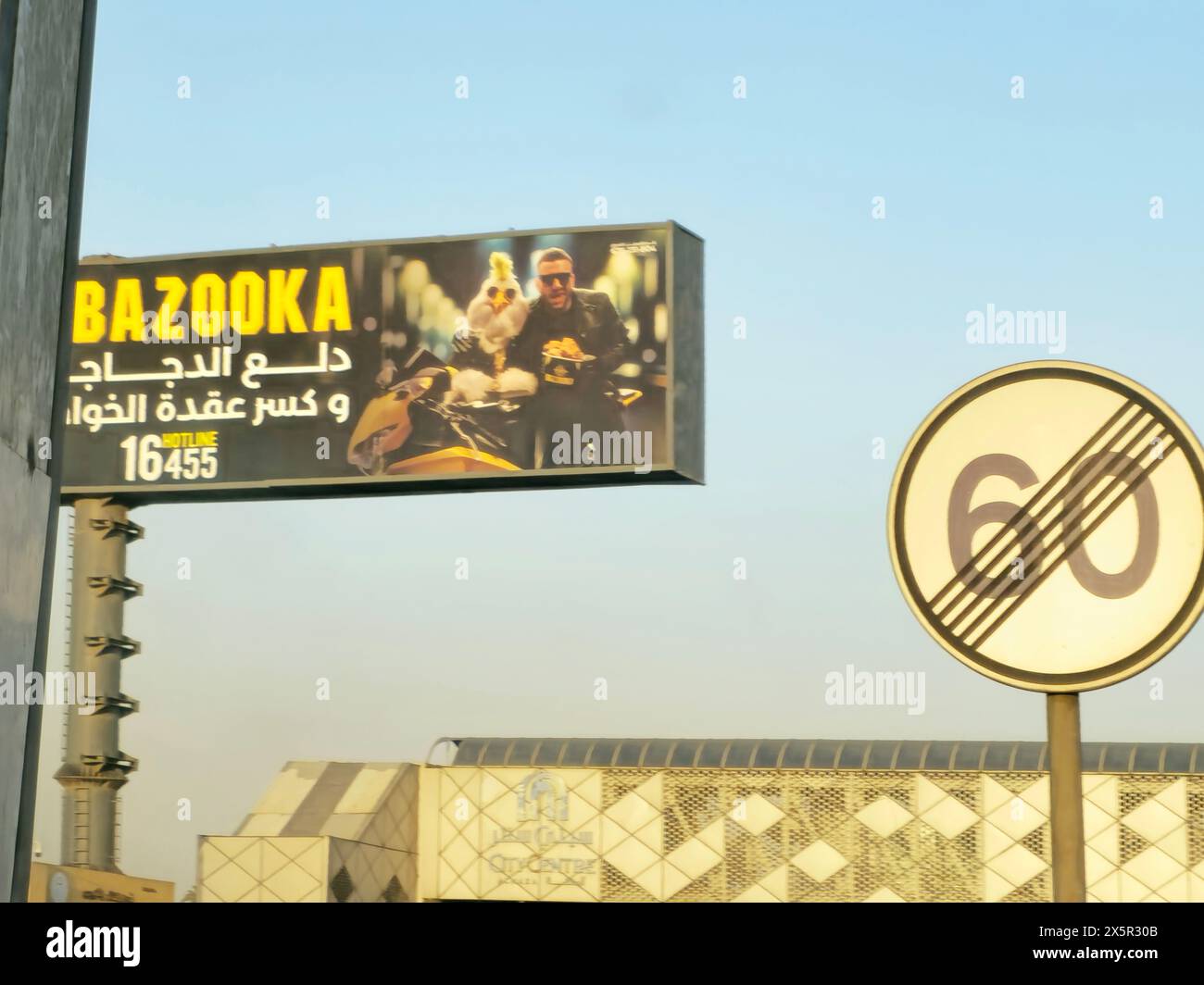 Kairo, Ägypten, 27. März 2024: Annullierung und Ende von 60 KM H 100 KM pro Stunde Geschwindigkeitsbegrenzung Zone Straßenschild, ein seitliches Schild Geschwindigkeitsbegrenzung Stockfoto