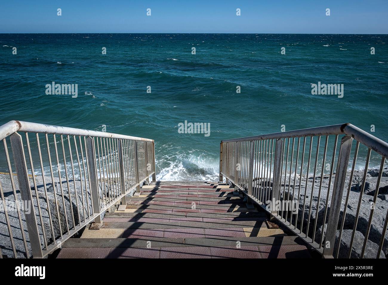 Eine Treppe führt zu einem verschwundenen Strand in Vilassar de Mar, El Maresme, Katalonien, Spanien Stockfoto