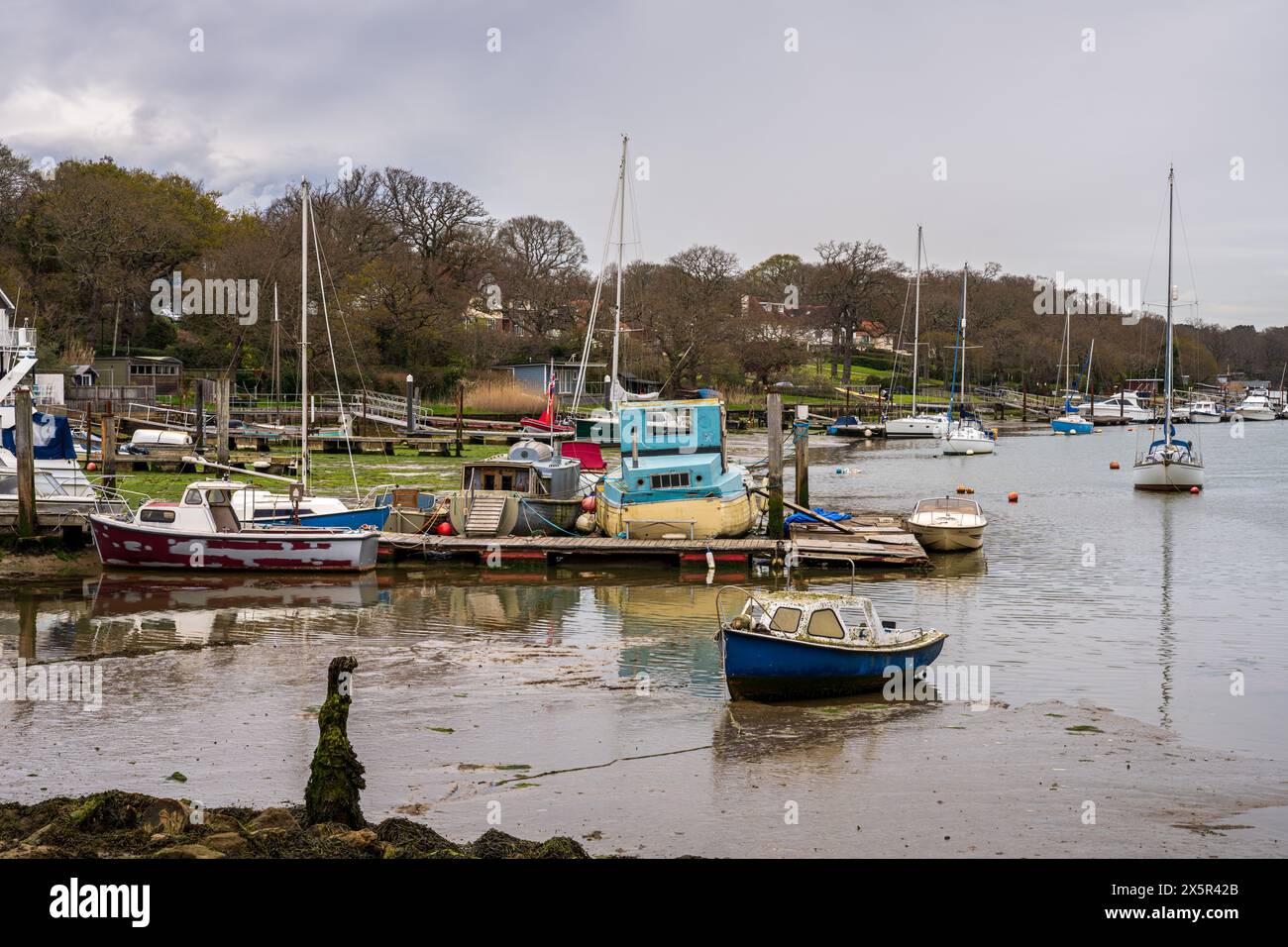 Wootton Bridge, Isle of Wight, England, Großbritannien - 16. April 2023: Boote am Ufer des Wootton Creek Stockfoto