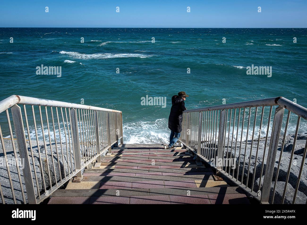 Eine Treppe führt zu einem verschwundenen Strand in Vilassar de Mar, El Maresme, Katalonien, Spanien Stockfoto