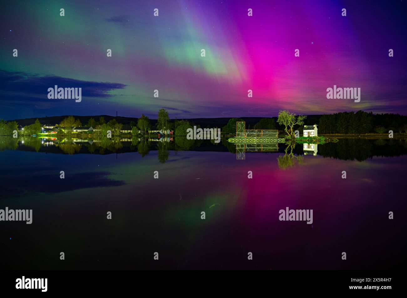 Die aurora borealis ist über dem „Wee Hoose“ am Loch Shin in Lairg, Schottland, zu sehen. Kredit: Euan Cherry Kredit: Euan Cherry/Alamy Live News Stockfoto