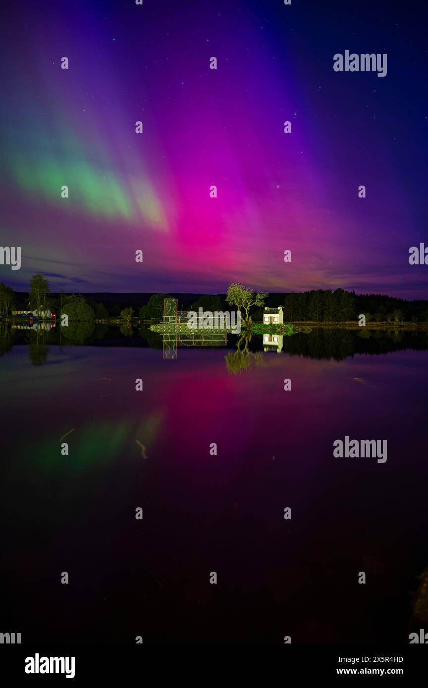 Die aurora borealis ist über dem „Wee Hoose“ am Loch Shin in Lairg, Schottland, zu sehen. Kredit: Euan Cherry Kredit: Euan Cherry/Alamy Live News Stockfoto