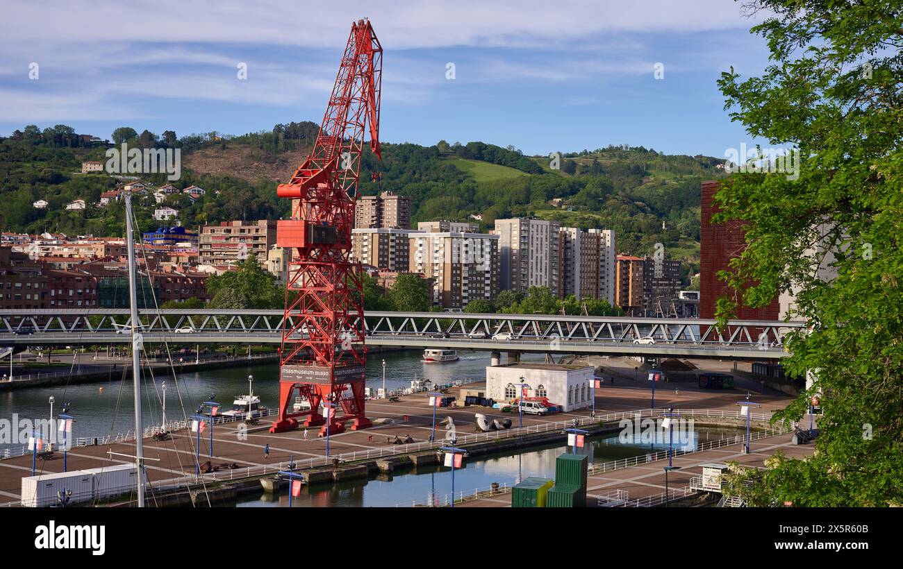 Blick auf den Carola-Kran, die Euskalduna-Brücke und das Maritime Museum von Bilbao Stockfoto