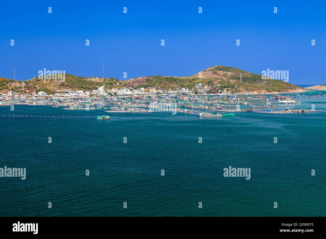 Blick auf Binh Houng Insel, an der Steilküste in der Nähe von Vinh Hy, South China Sea, Ninh Thuan Provinz, Vietnam Stockfoto