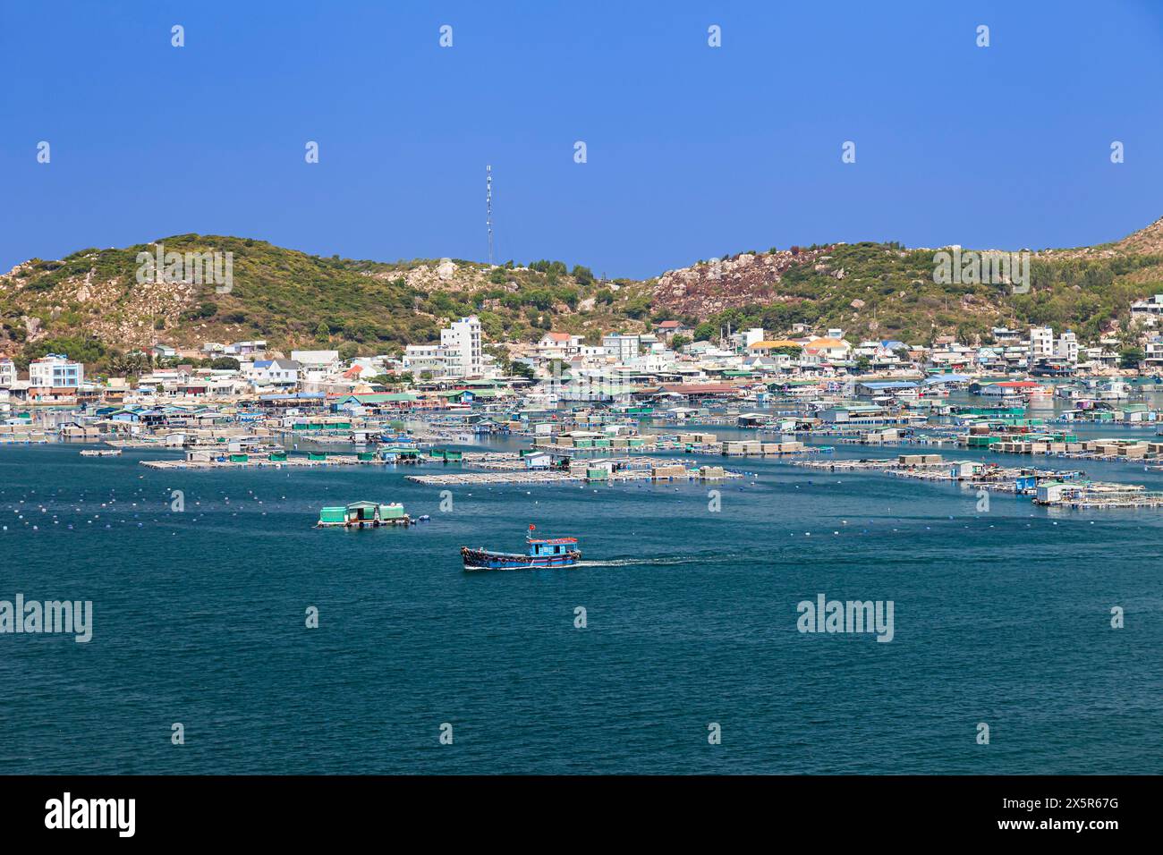 Blick auf Binh Houng Insel, an der Steilküste in der Nähe von Vinh Hy, South China Sea, Ninh Thuan Provinz, Vietnam Stockfoto