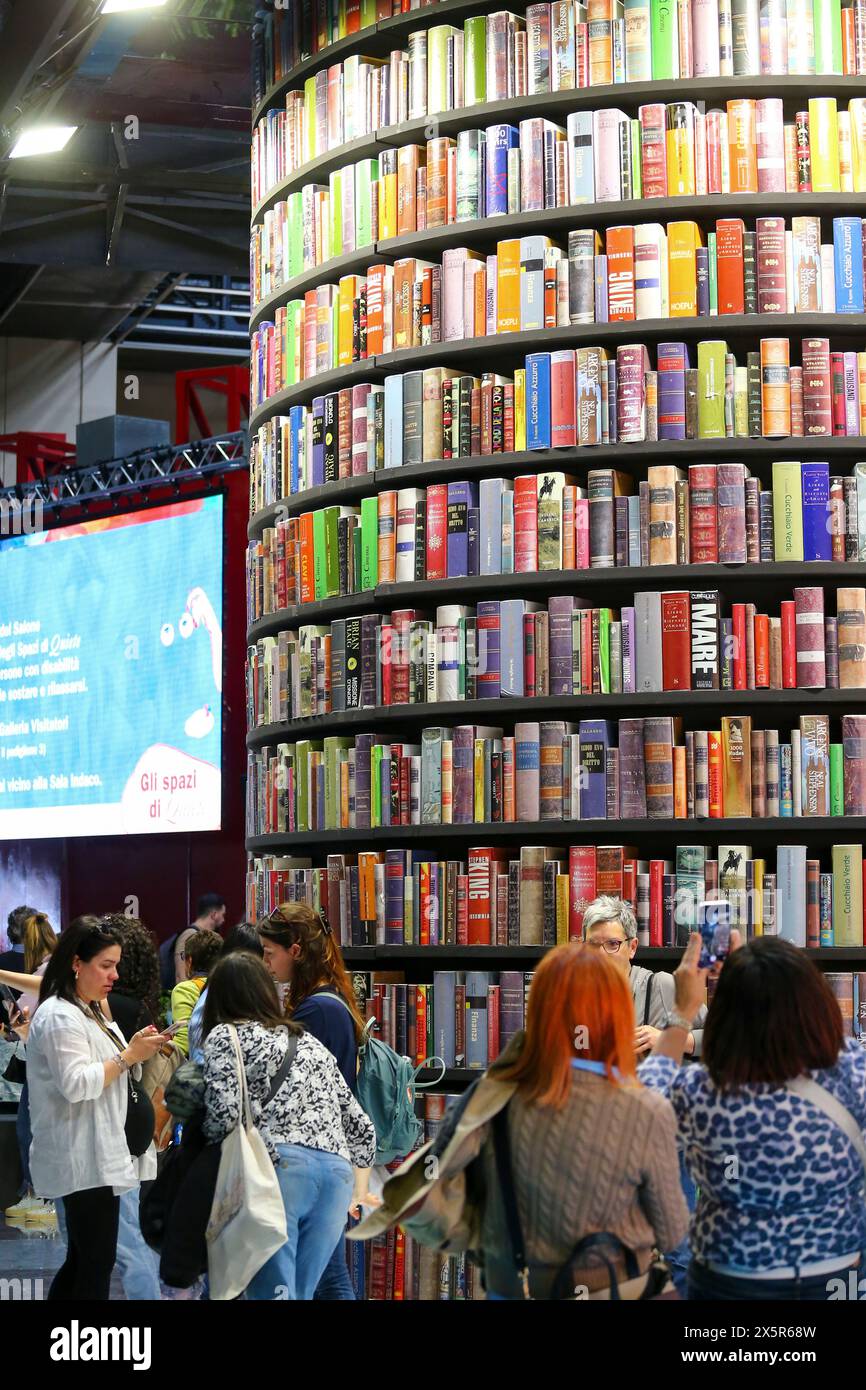 Menschen während der XXXVI. Internationalen Buchmesse in Turin am 9. Mai 2024 in Lingotto Fiere. Stockfoto