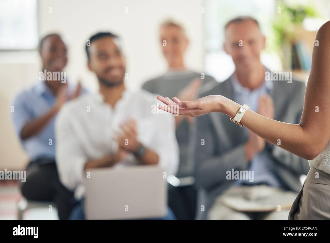 Rückansicht, Hand- und Geschäftsleute mit Applaus in Büro, Werkstatt und Mitarbeiterbesprechung. Präsentation, Sprecherin und Mitarbeiter mit Klatschen Stockfoto