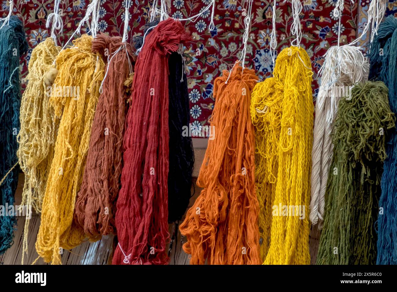 Hängende Knäuel aus gefärbten Teppichgarnen, Truthahn Stockfoto