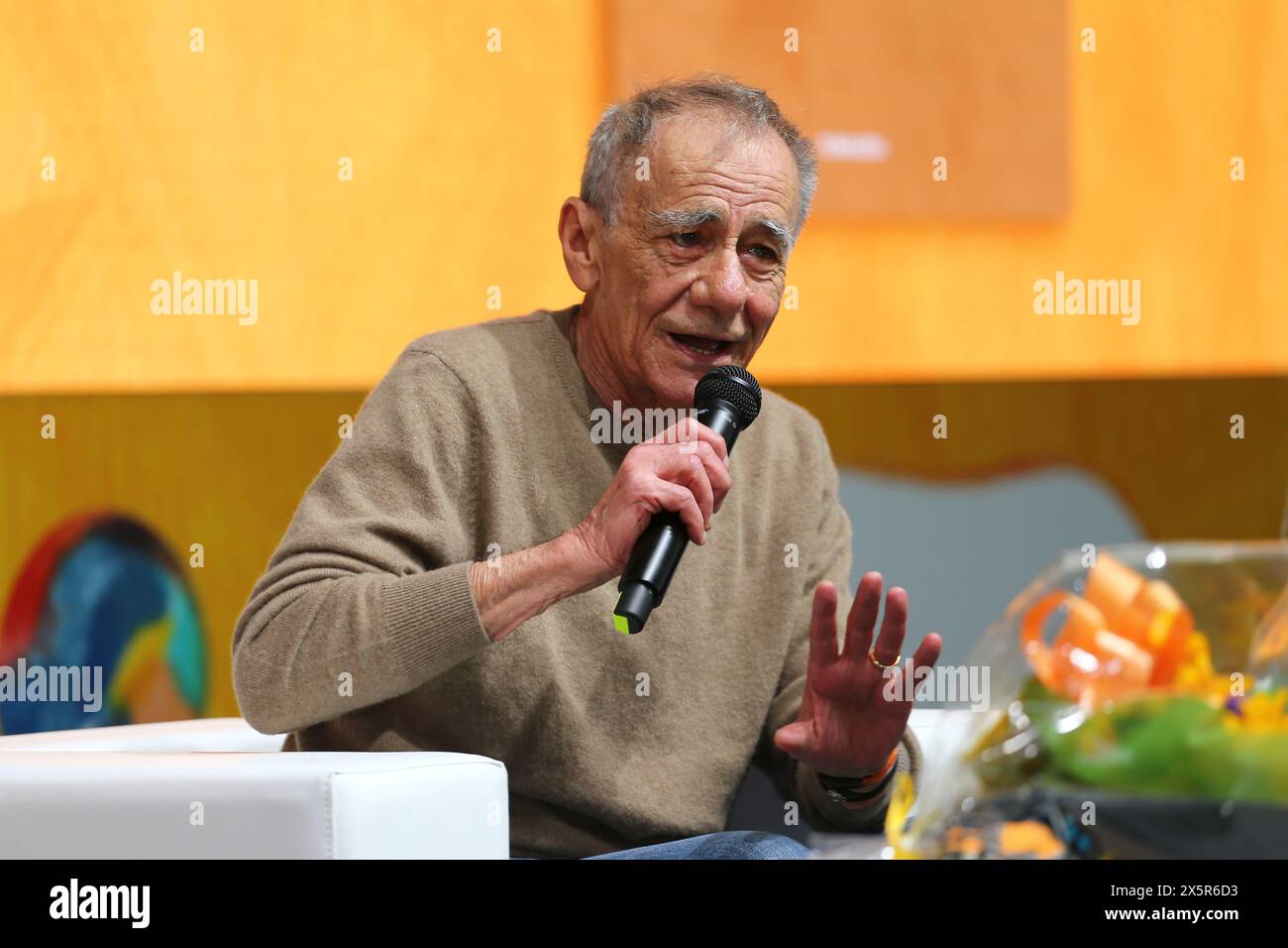 Roberto Vecchioni Gast auf der XXXVI. Internationalen Buchmesse in Turin am 9. Mai 2024 in Lingotto Fiere. Stockfoto