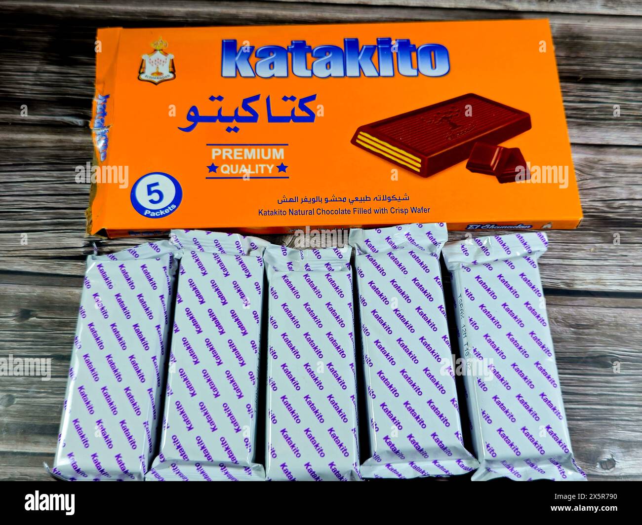 Kairo, Ägypten, April 30 2024: Katakito Naturschokolade gefüllt mit ...