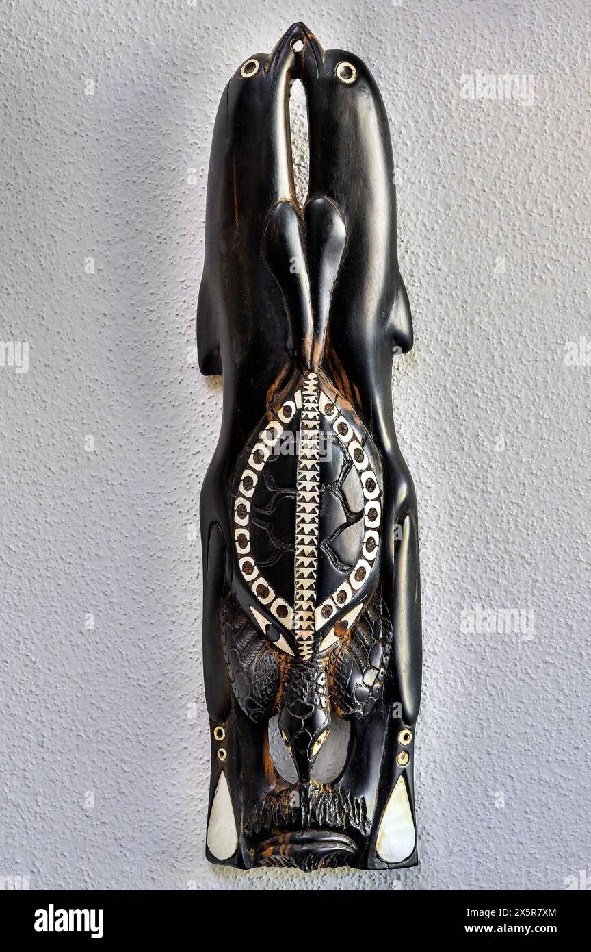 Maske mit Perlmutteinlagen aus Papua-Neuguinea, Allgäu, Schwaben, Bayern, Deutschland Stockfoto