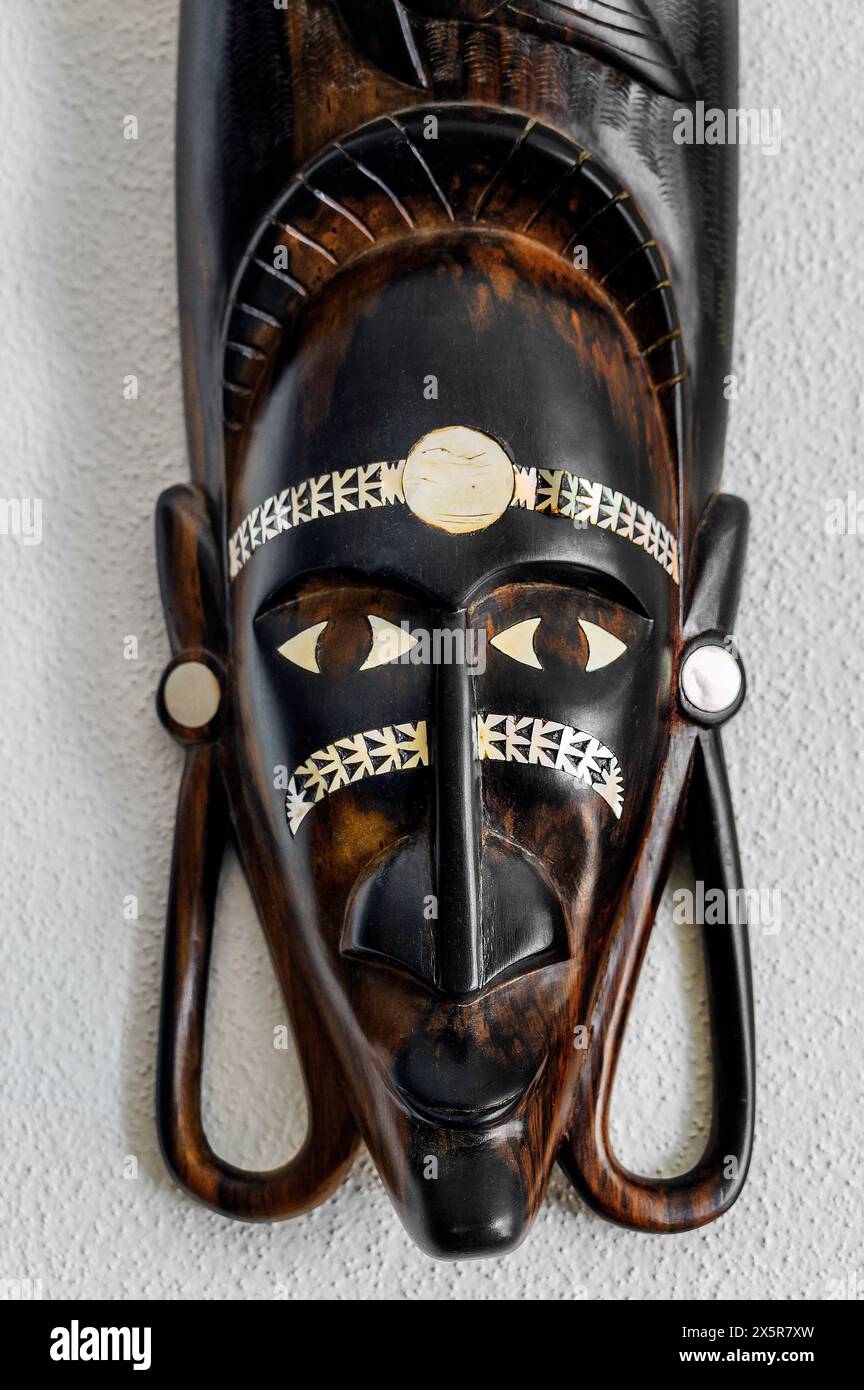 Maske mit Perlmutteinlagen aus Papua-Neuguinea, Allgäu, Schwaben, Bayern, Deutschland Stockfoto