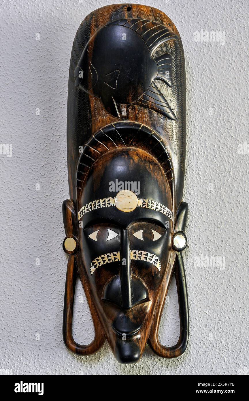 Maske mit Perlmutteinlagen aus Papua-Neuguinea, Allgäu, Schwaben, Bayern, Deutschland Stockfoto