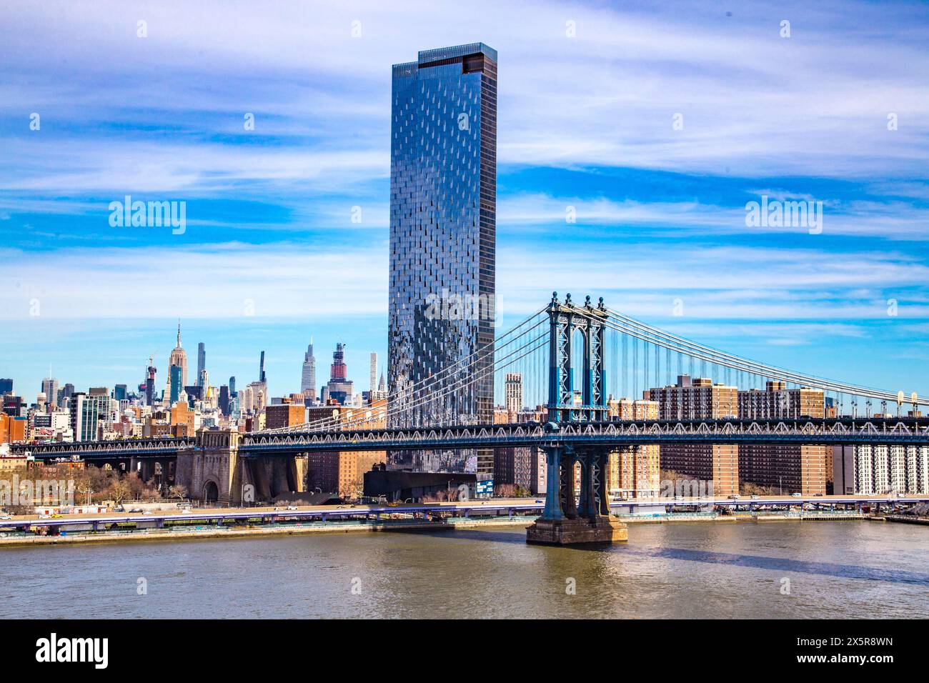 Blick von der Brooklyn Bridge zur Manhattan Bridge mit dem Wolkenkratzer One Manhattan Square, Manhattan, New York City Stockfoto