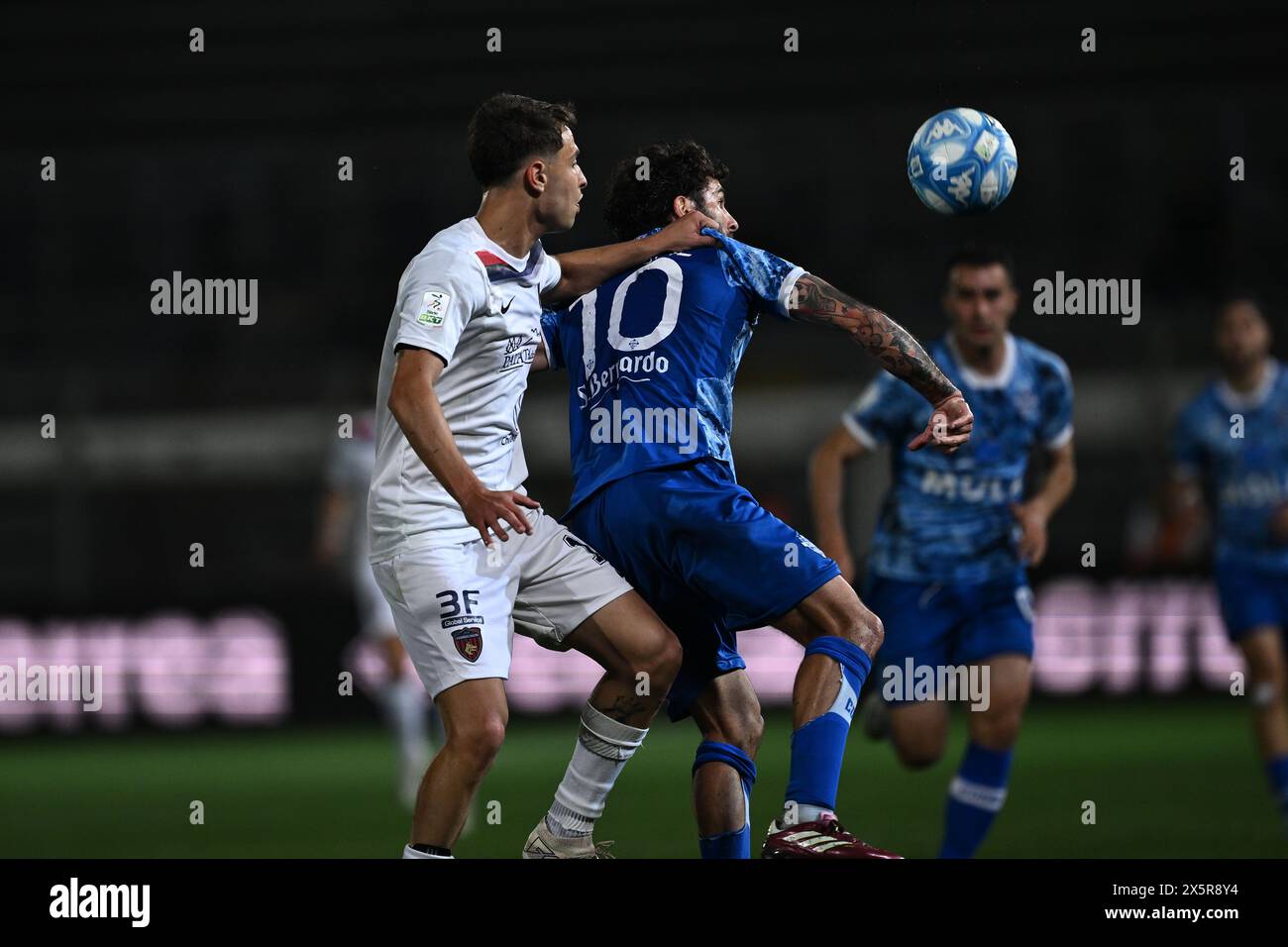 Baldovino Cimino (Cosenza)Patrick Cutrone (Como) während des italienischen Serie B Spiels zwischen Como 1-1 Cosenza im Giuseppe Sinigaglia Stadium am 10. Mai 2024 in Como, Italien. Quelle: Maurizio Borsari/AFLO/Alamy Live News Stockfoto