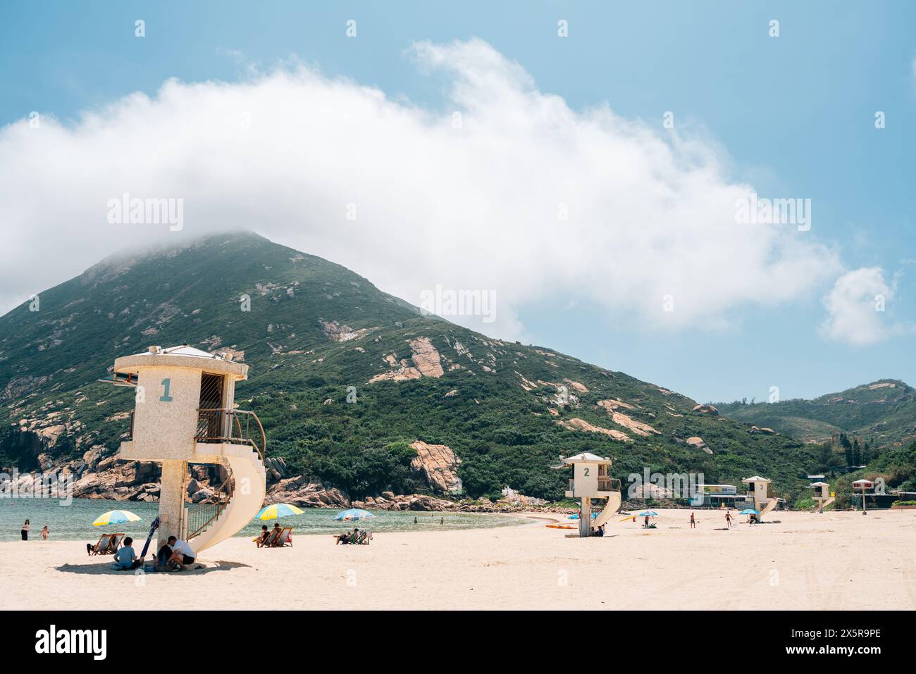 Hongkong - 18. September 2023 : Shek O Strand und Touristen Stockfoto