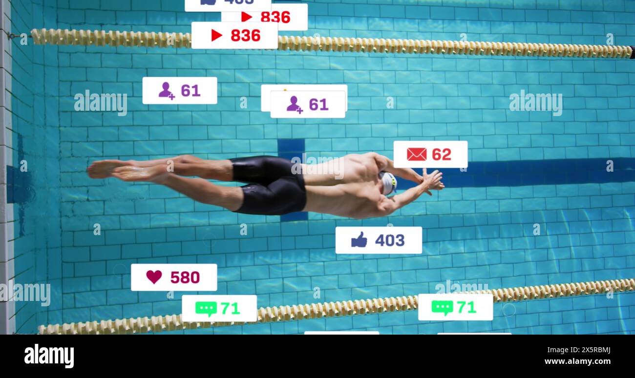 Bild der Benachrichtigungsbalken über der Hochwinkelansicht des kaukasischen Schwimmers, der im Schwimmbad praktiziert Stockfoto