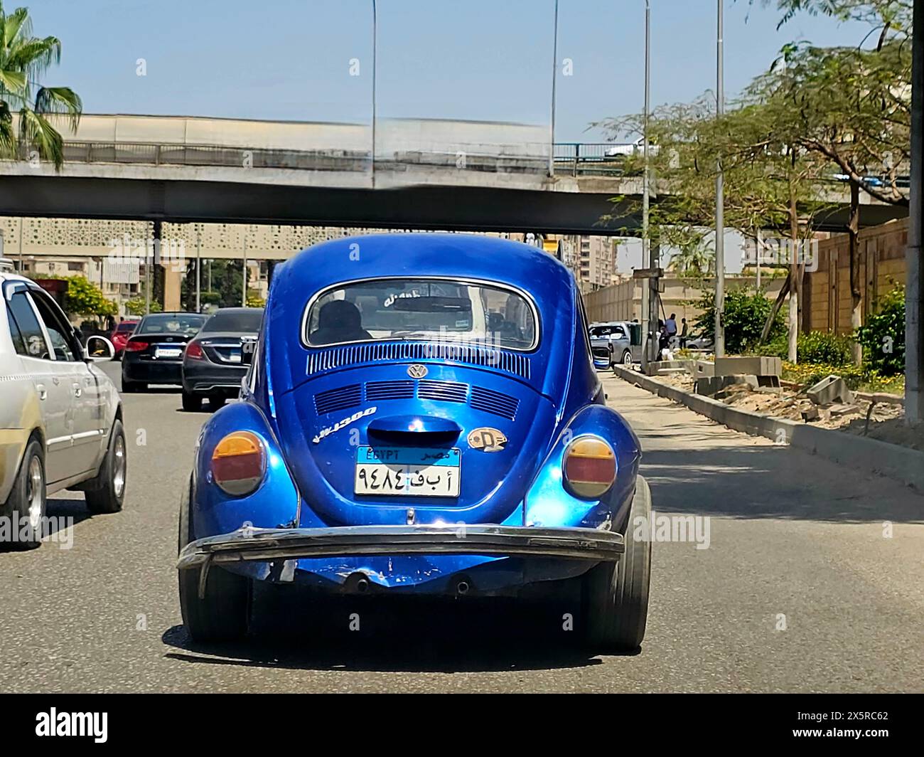 Kairo, Ägypten, 21. April 2024: Der Volkswagen Käfer altes Retro-Auto, Auto auf der Straße in Ägypten, Antique Cars Konzept, on Stockfoto