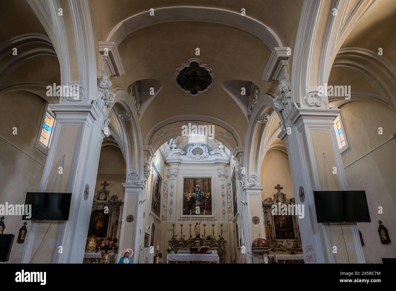 Mutterkirche von San Bartolomeo Apostolo. Früher S. Maria Assunta in cielo gewidmet. Seine Form ist ein lateinisches Kreuz mit drei Schiffen, die durch t voneinander getrennt sind Stockfoto