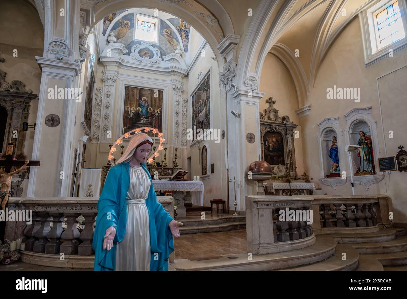 Mutterkirche von San Bartolomeo Apostolo. Früher S. Maria Assunta in cielo gewidmet. Seine Form ist ein lateinisches Kreuz mit drei Schiffen, die durch t voneinander getrennt sind Stockfoto