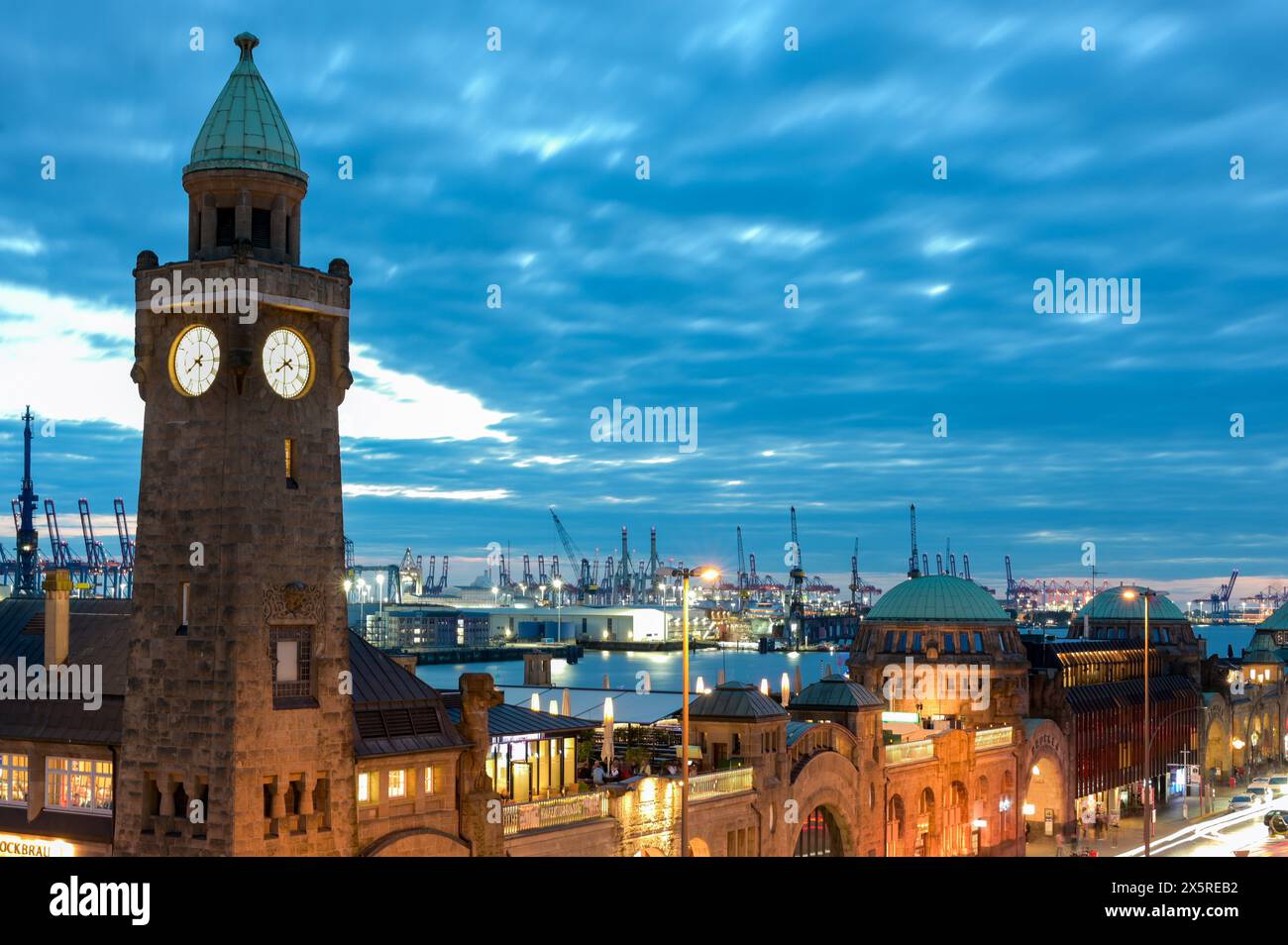 St. Pauli-Landungsbrücken, Landungsbrücken, Spurturm, Uhrturm, Lichtspuren von Autos, Blaue Stunde, Hamburg, Deutschland Stockfoto