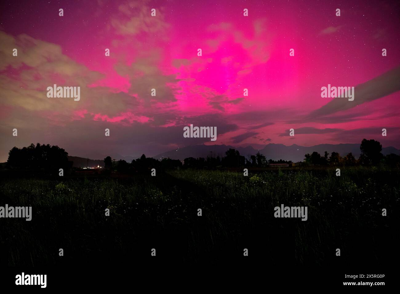 Spektakuläres Nordlicht, aurora Borealis, die den Nachthimmel in der Nähe der Hauptstadt Ljubljana in Slowenien erleuchtete, seltene Sichtung in Mitteleuropa Stockfoto