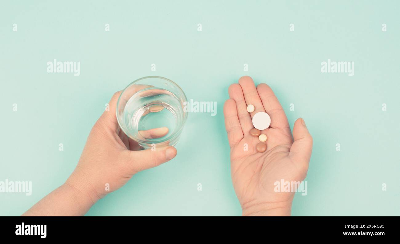 Pillen mit Medizin, sucht zu Nahrungsergänzungsmitteln und Überdosis, Medikamentenverordnung, Apotheke Tabletten, Gesundheit und Behandlung Stockfoto