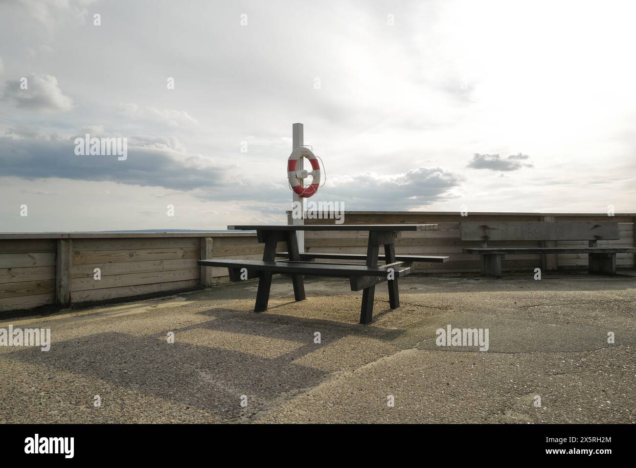 Nachmittagstille im Hafen von Mols Bjerge, Dänemark: Ein ruhiger Sitzbereich im Sonnenlicht. Stockfoto