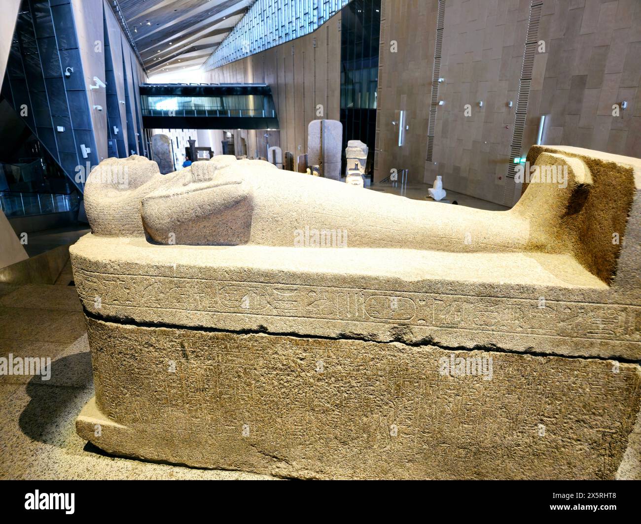 Gizeh, Ägypten, 13. April 2024: Pharaonensarg im Großen Ägyptischen Museum, Gizeh Museum, Ägyptens Geschenk an die Welt, die größte archäologische Muse Stockfoto