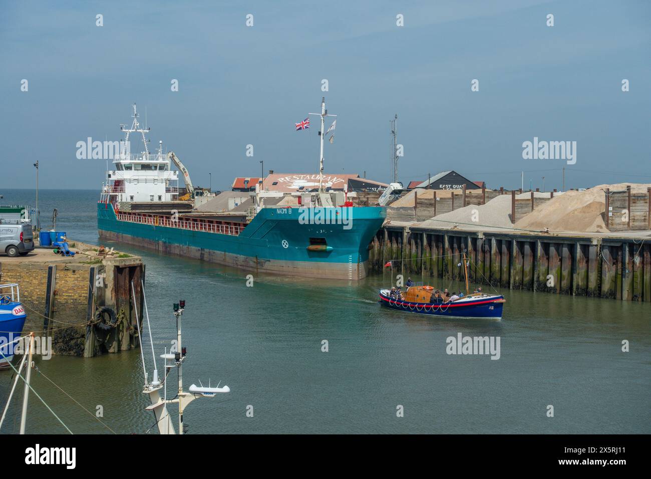 Whitstable Harbour, General Cargo Ship, Naomi-B, Chieftan, Rettungsboot, Vergnügen, Reise, Whitstable, Kent, Englanf Stockfoto Whitstable Harbour, General Cargo Ship, Naomi-B, Chieftan, Rettungsboot, Vergnügen, Reise, Whitstable, Kent, Englanf Stockfoto