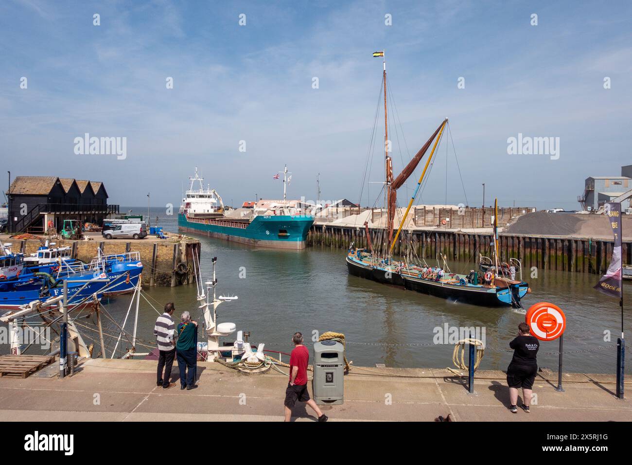 Whitstable Harbour, General Cargo Ship, Naomi-B, Thames Barge, Greta, Pleasure, Trip, Whitstable, Kent, England Stockfoto Whitstable Harbour, General Cargo Ship, Naomi-B, Thames Barge, Greta, Pleasure, Trip, Whitstable, Kent, England Stockfoto