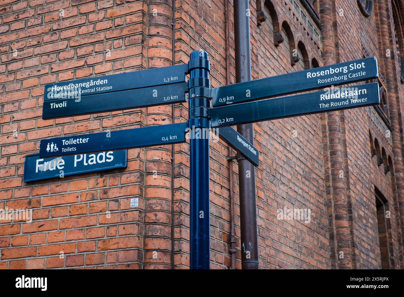 Kopenhagen, Dänemark - 6. April 2024: Wegweiser, Pfeile weisen auf die wichtigsten Sehenswürdigkeiten im Stadtzentrum von Kopenhagen. Stockfoto