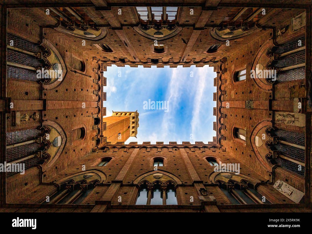 Blauer Himmel durch den Innenhof des Rathauses (Palazzo Pubblico) und den Turm von Mangia (Torre del Mangia). Foto am 23. Oktober 2023 in Stockfoto