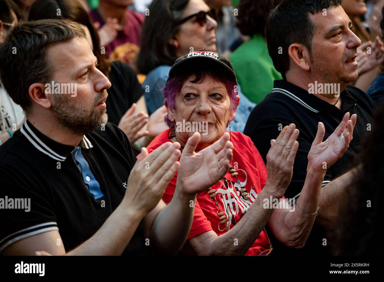 In Barcelona nimmt die Bevölkerung an der Kundgebung DES linken Pro-UNABHÄNGIGKEITSPARTEIPOKALS Teil, die im Vorfeld der katalanischen Regionalwahlen am 12. Mai stattfindet. Stockfoto