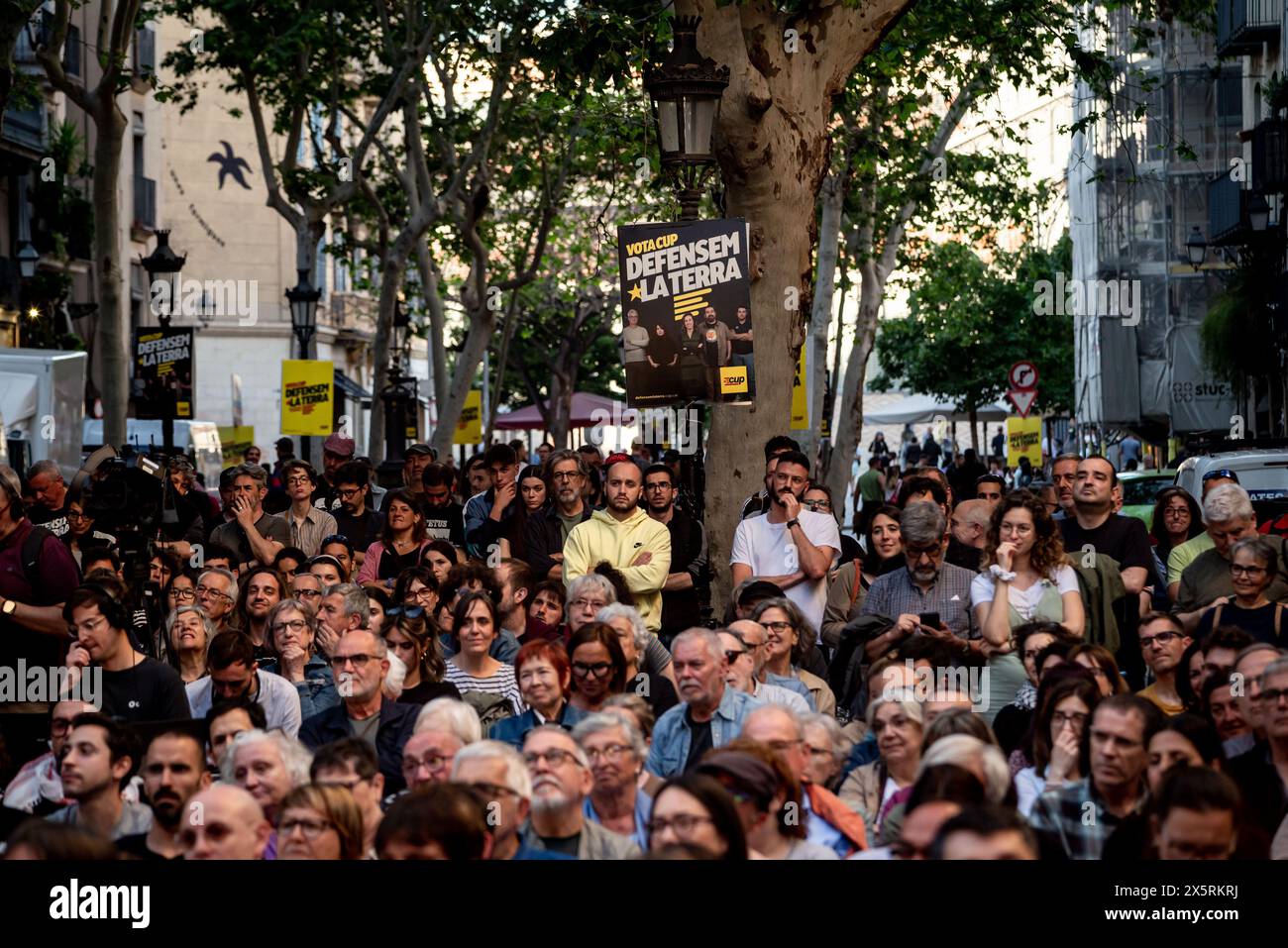 In Barcelona nimmt die Bevölkerung an der Kundgebung DES linken Pro-UNABHÄNGIGKEITSPARTEIPOKALS Teil, die im Vorfeld der katalanischen Regionalwahlen am 12. Mai stattfindet. Stockfoto
