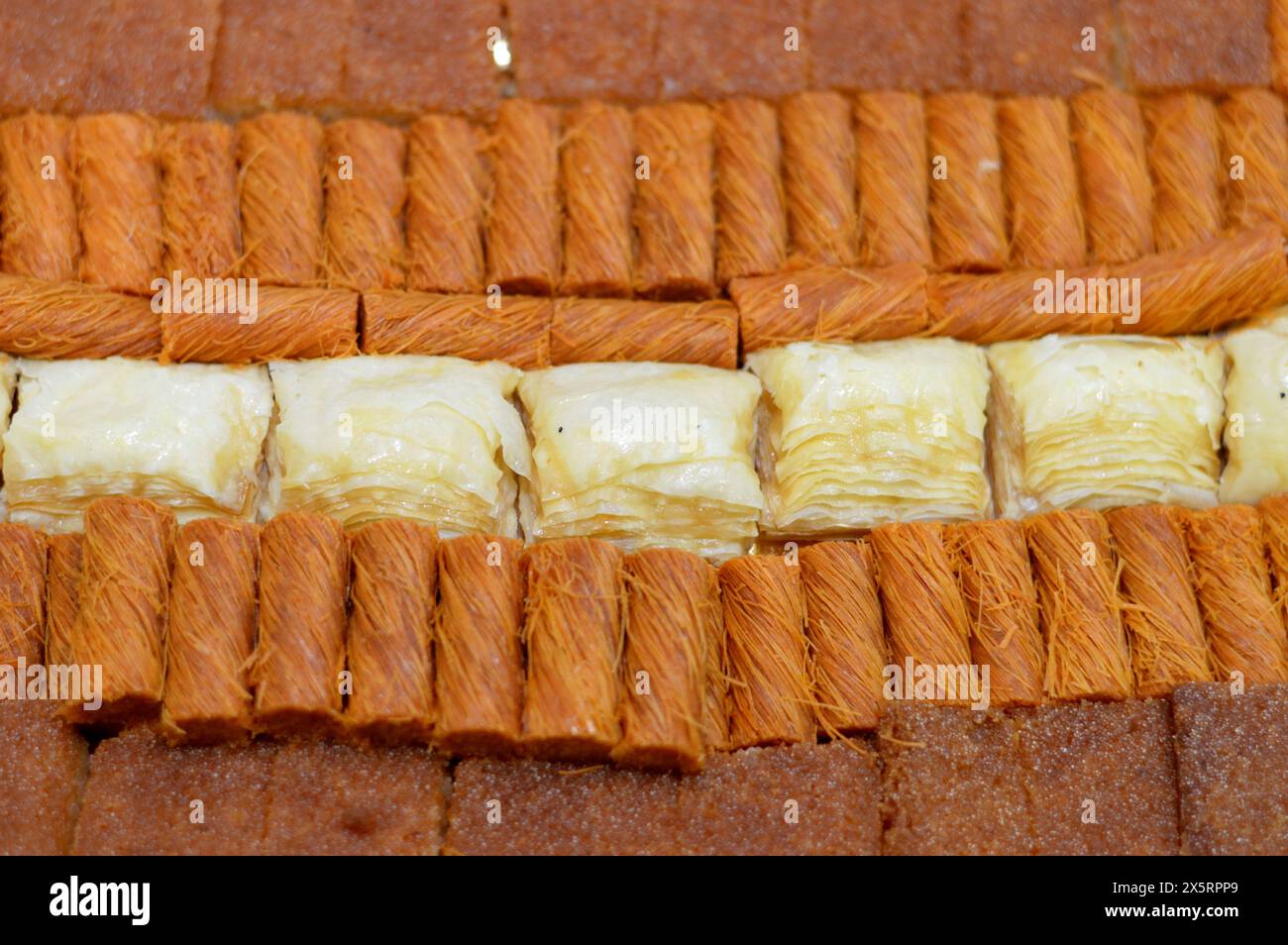 Arabische Süßigkeiten, nahöstliche, syrische, ägyptische und türkische Desserts mit köstlicher Sammlung traditioneller Ramadan-Desserts aus Basbosa und Konaf Stockfoto