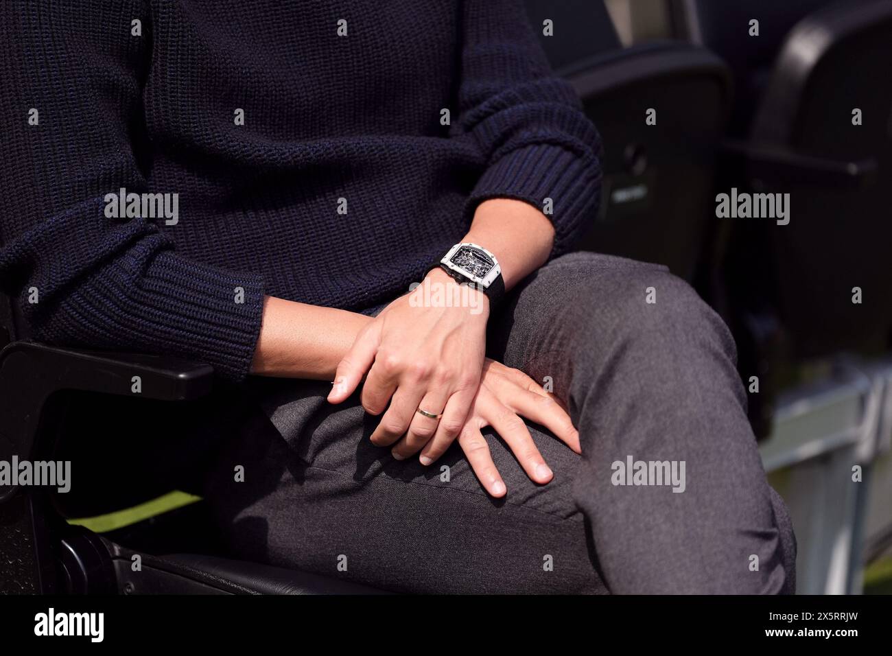 Manchester City Manager PEP Guardiola trug eine Richard Mille Uhr vor dem Spiel der Premier League in Craven Cottage, London. Bilddatum: Samstag, 11. Mai 2024. Stockfoto