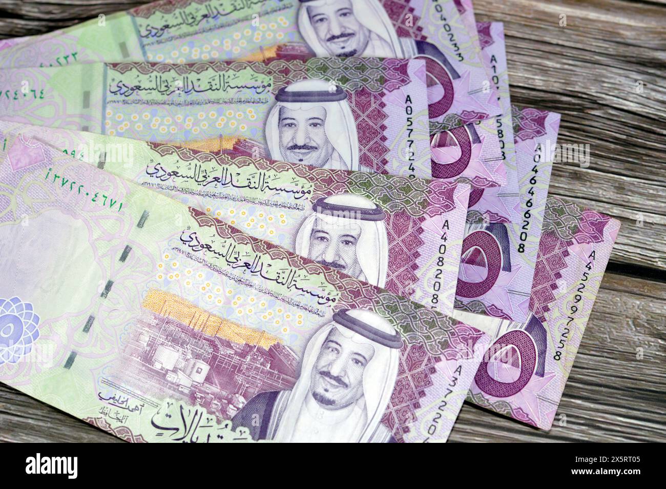 5 SAR fünf Saudi-Arabien Riyals Bargeld Banknotenscheine Serie 1441 AH zeigt die Shaybah-Ölraffinerie in Rub' al Khali und König Salman bin Abdulaziz Al Stockfoto
