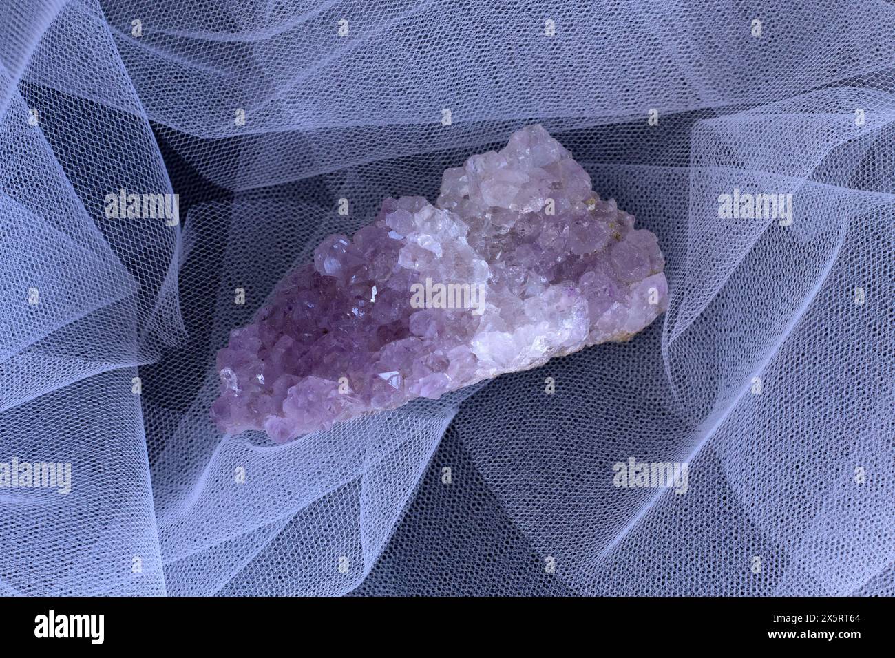 Set aus verschiedenen Amethyst natürlichen Mineralsteinen und Edelsteinen auf grauem Stoffhintergrund von oben Stockfoto