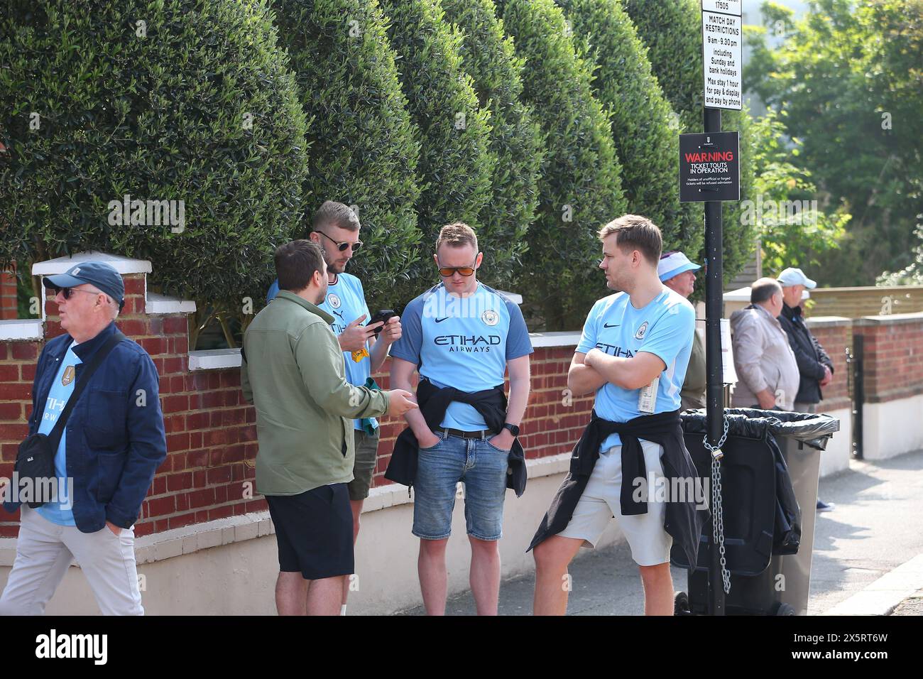 Craven Cottage, Fulham, London, Großbritannien. Mai 2024. Premier League Football, Fulham gegen Manchester City; Manchester City Fans treffen sich vor dem Spiel vor dem Stadion. Credit: Action Plus Sports/Alamy Live News Stockfoto