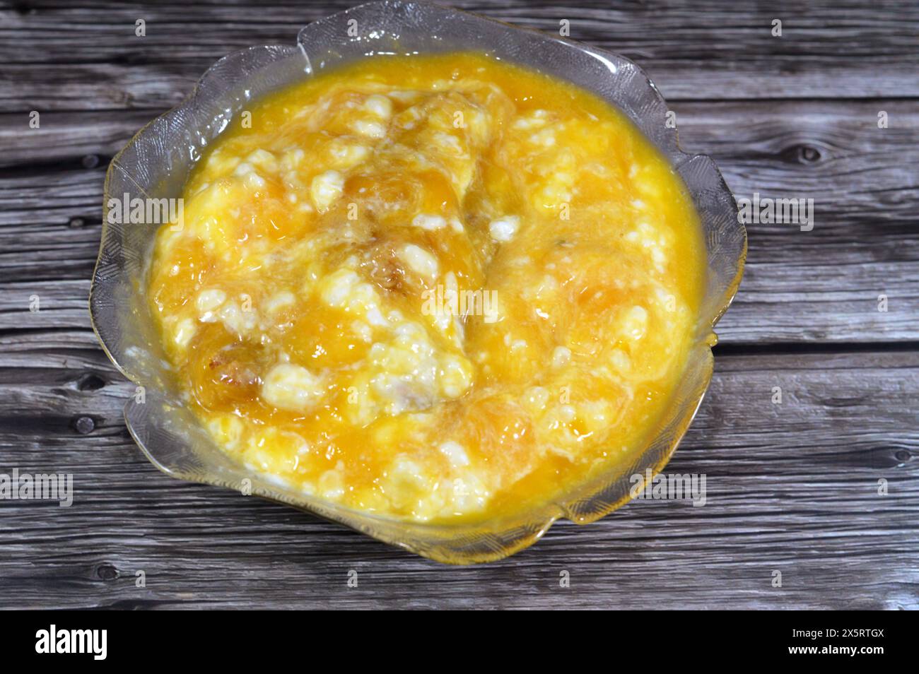 Ein süßes Dessert aus Reispudding, Milchcreme Qishta, Basbousa, Konafa, Eis, Schlagsahne, Mangosaft, Stückchen, Milch und Zucker, Honigzucker Stockfoto