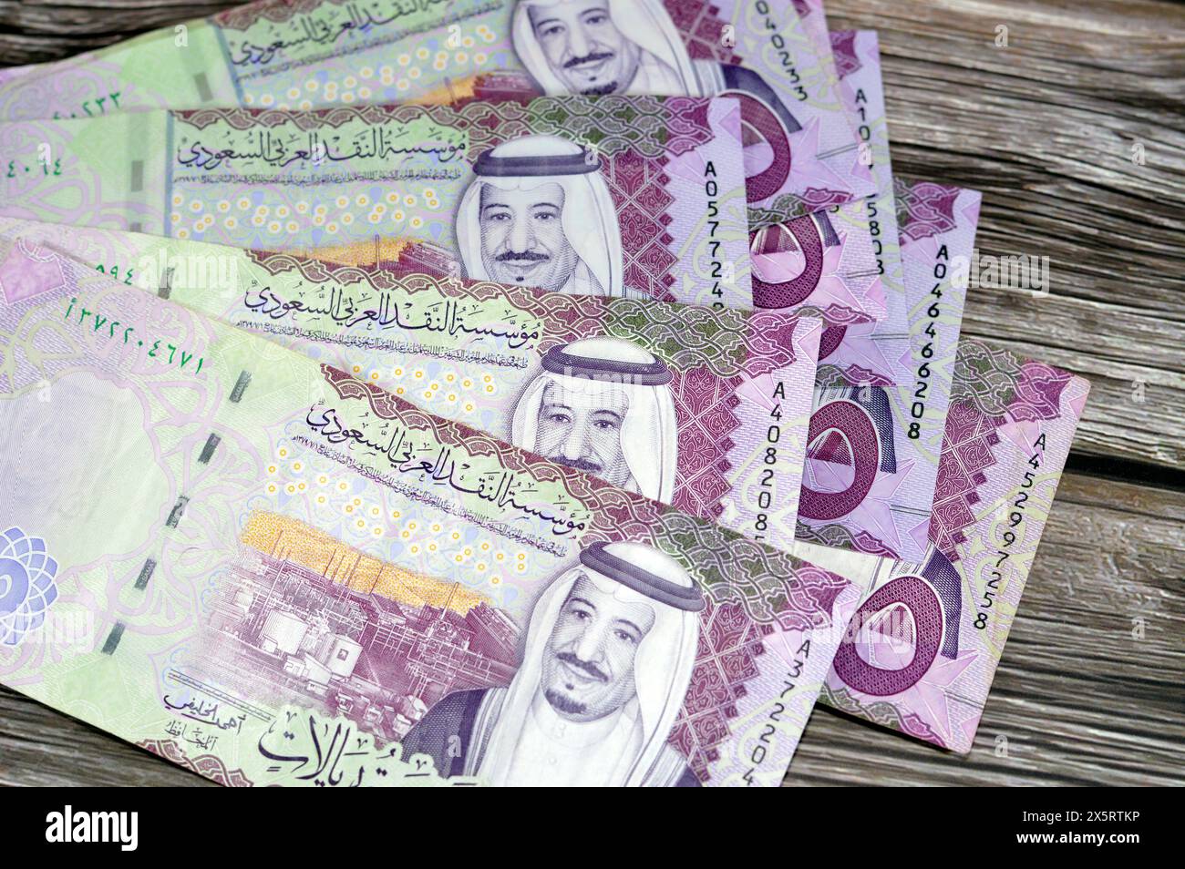 5 SAR fünf Saudi-Arabien Riyals Bargeld Banknotenscheine Serie 1441 AH zeigt die Shaybah-Ölraffinerie in Rub' al Khali und König Salman bin Abdulaziz Al Stockfoto
