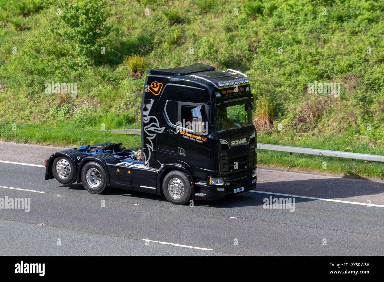 Site Movement Ltd UK: 2017 Scania S Series 6 Fahrerhaus mit Heckhubwerk auf der Autobahn M6 UK Stockfoto
