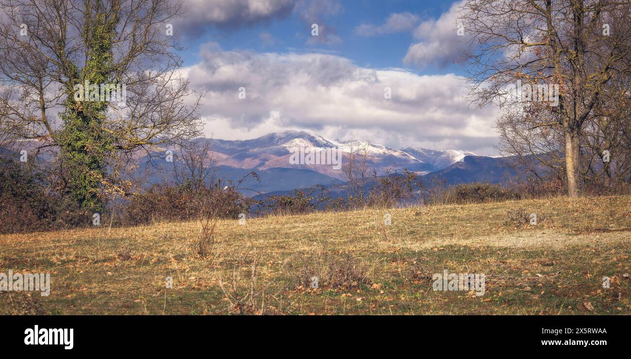 Panoramablick auf den schneebedeckten Canigou Berg Stockfoto