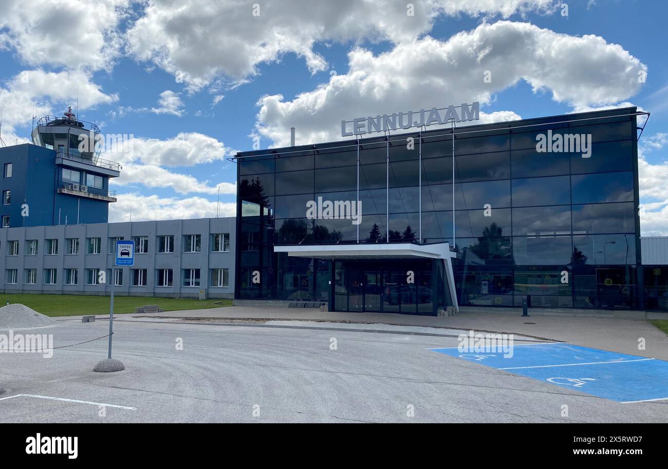 Tartu, Estland. Mai 2024. Terminalgebäude am Flughafen. Estlands zweitgrößte Stadt, Tartu, sollte im Juni wieder aus dem Ausland aus dem Flugzeug erreichbar sein. Laut Bürgermeister Klaas könnte die Flugverbindung zwischen Estlands zweitgrößter Stadt und Helsinki, die aufgrund von GPS-Satellitennavigationsproblemen im Ostseeraum ausgesetzt worden war, spätestens Anfang nächsten Monats wieder aufgenommen werden. Quelle: Alexander Welscher/dpa/Alamy Live News Stockfoto