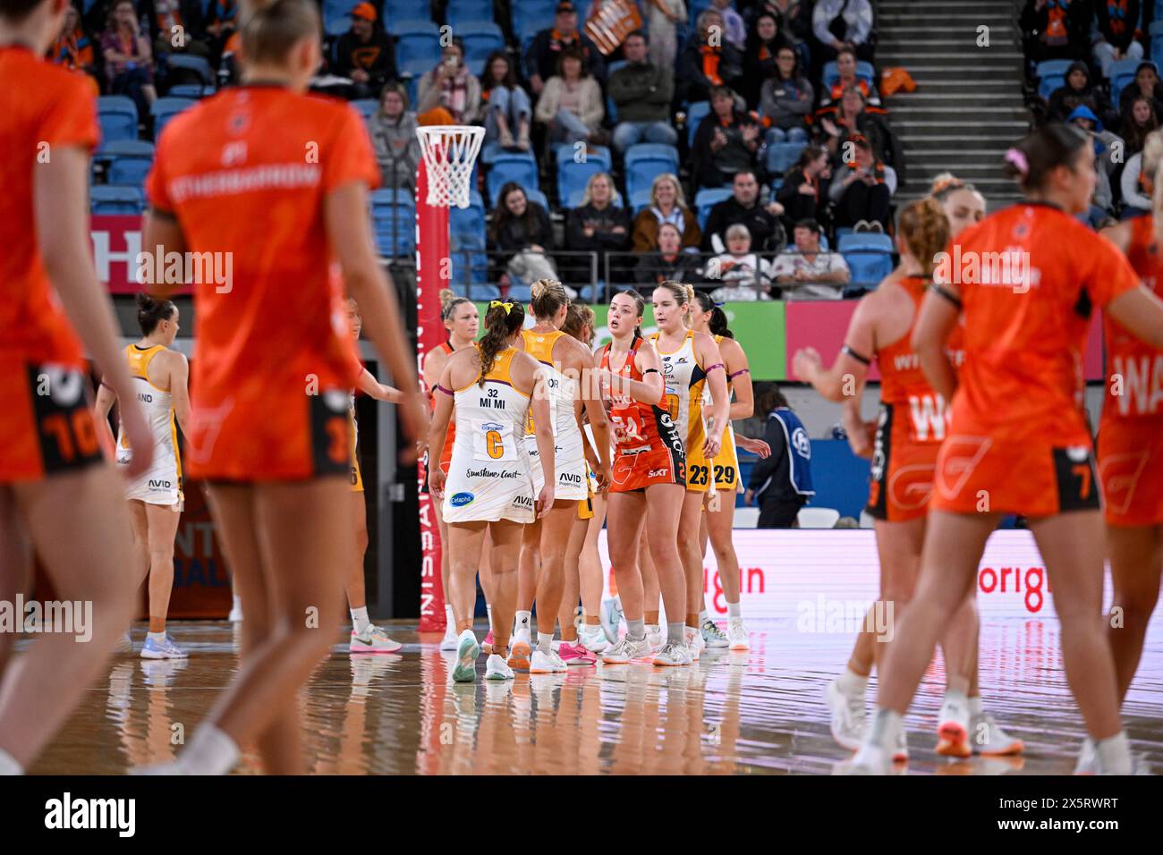 11. Mai 2024; Ken Rosewall Arena, Sydney, NSW, Australien: Suncorp Super Netball, Giants versus Sunshine Coast Lightning; die Spieler schütteln am Ende des Spiels die Hände Stockfoto