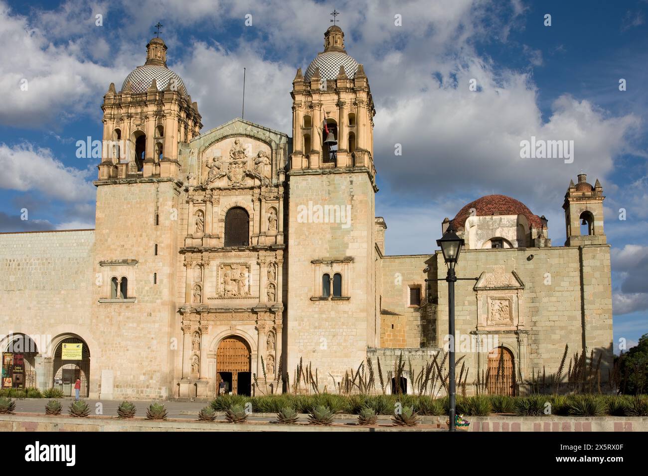 Oaxaca; Mexiko; Nordamerika. Kirche von Santo Domingo, erbaut 1570–1608. Auf der linken Seite befindet sich der Eingang zum Museo de las Culturas de Oaxaca, dem Mus Stockfoto