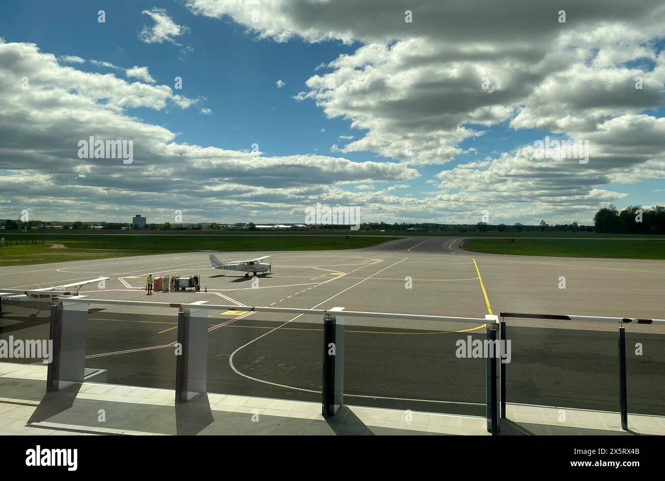 Tartu, Estland. Mai 2024. Blick auf den fast leeren Vorhang vom Flughafen-Wartebereich. Estlands zweitgrößte Stadt, Tartu, soll im Juni wieder aus dem Ausland aus dem Flugzeug erreichbar sein. Laut Bürgermeister Klaas könnte die Flugverbindung zwischen Estlands zweitgrößter Stadt und Helsinki, die aufgrund von Störungen der GPS-Satellitennavigation im Ostseeraum ausgesetzt wurde, spätestens Anfang nächsten Monats wieder aufgenommen werden. Quelle: Alexander Welscher/dpa/Alamy Live News Stockfoto