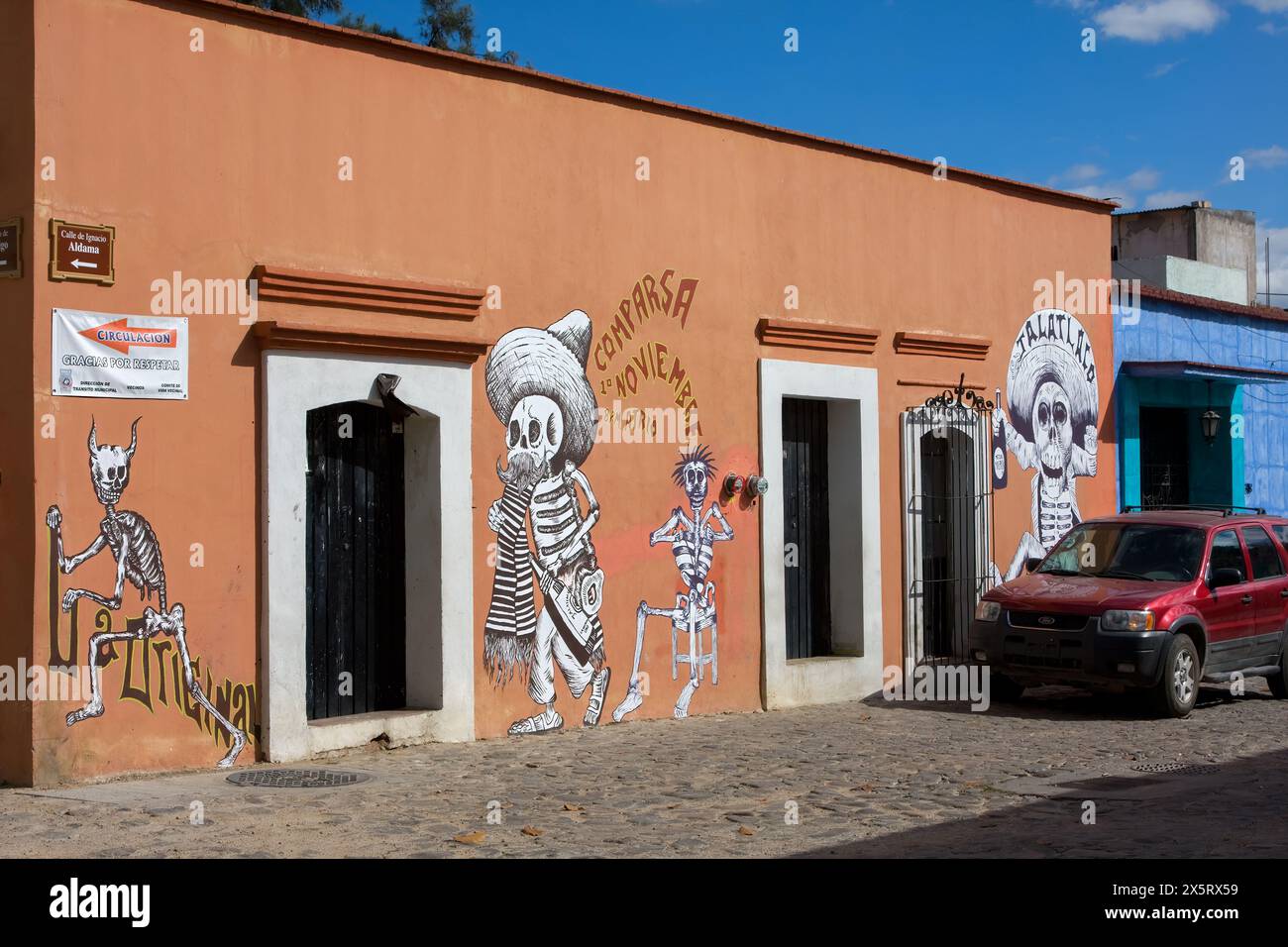 Oaxaca; Mexiko; Nordamerika; Tag der Toten Dekorationen zur Ankündigung einer Prozession oder Parade; Wandgemälde in Jalatlaco. Stockfoto