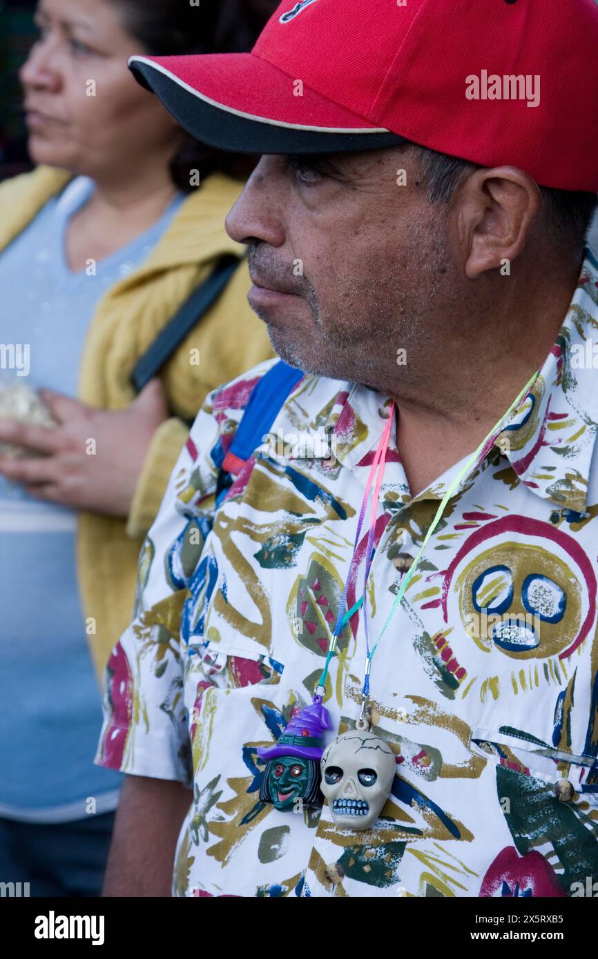 Oaxaca, Mexiko, Nordamerika. Feierlichkeiten zum Tag der Toten. Mann Trägt Schädelhalskette. Stockfoto